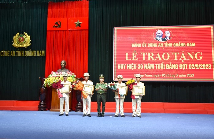Trao Huy hiệu 30 năm tuổi Đảng cho 4 đảng viên trực thuộc Đảng bộ Công an tỉnh Quảng Nam